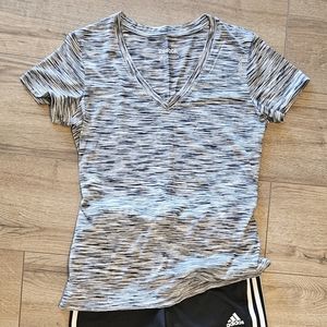 Barely Worn - REEBOK - Lightweight Athletic Tee Shirt - size Medium